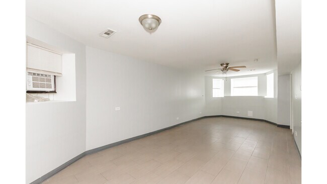 Foto del edificio - 3129 W Augusta Blvd