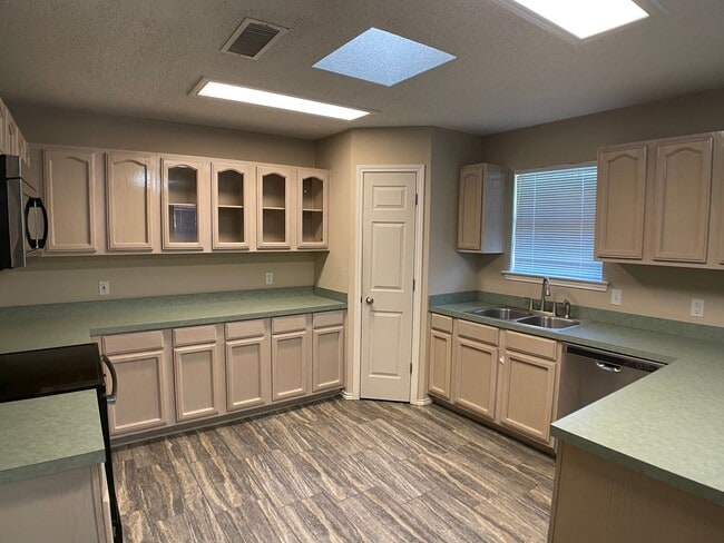 Building Photo - COMING SOON!!!!  Beautiful Home in East Park