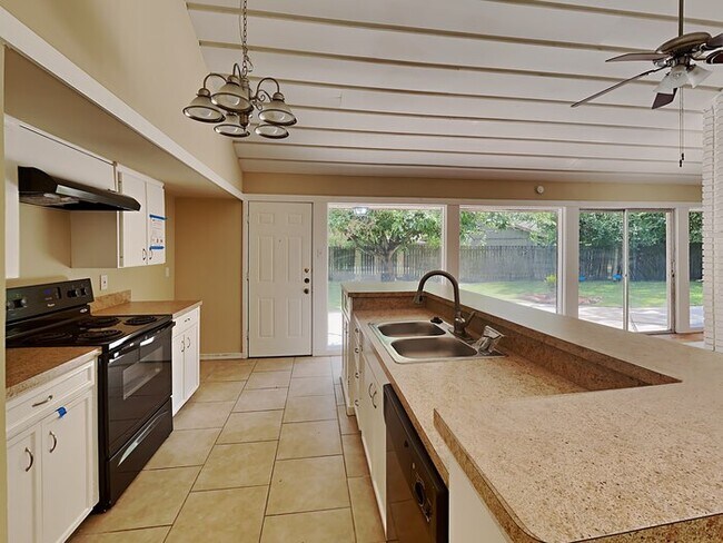 Foto del edificio - Charming Home with a Spacious Floorplan!