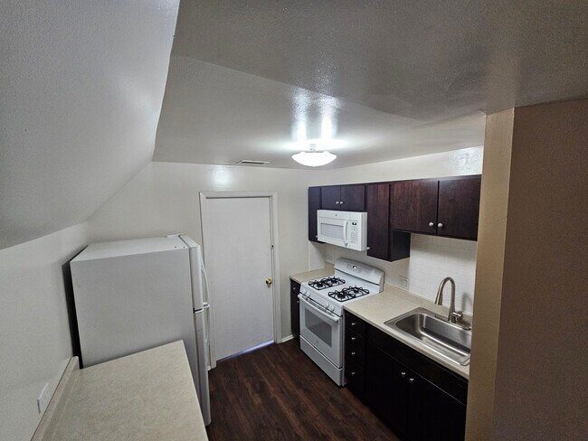 Building Photo - 6327 W Cuyler Ave