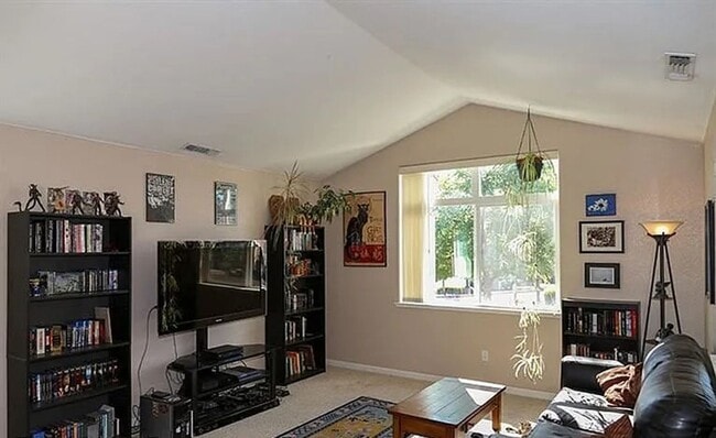 Building Photo - 2 bedroom, 1 bath close to Grass Valley do...
