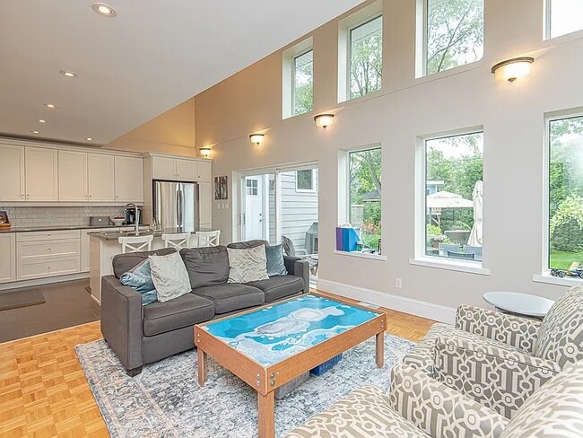 Photo du bâtiment - 875 Kingsmere Av