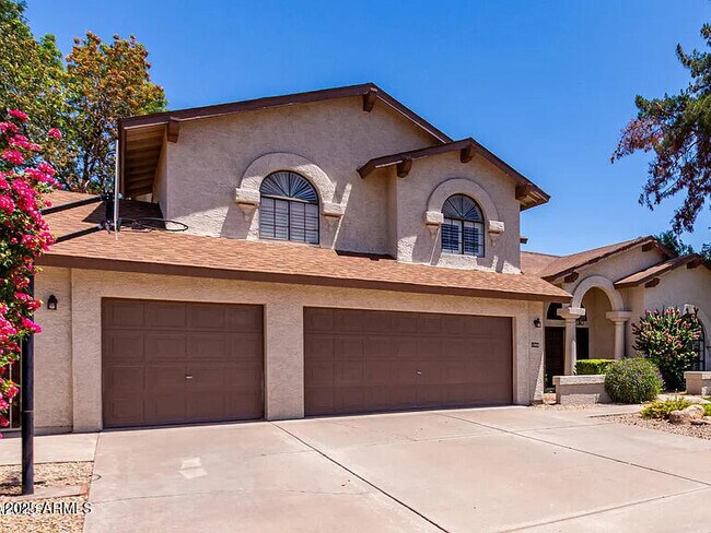 Foto del edificio - 1966 E Calle De Arcos
