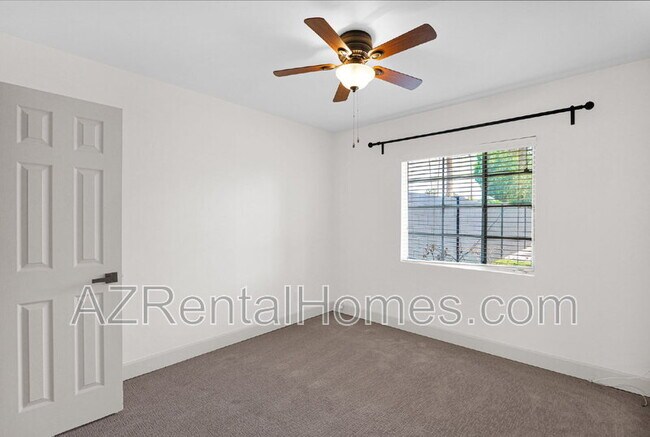 Building Photo - 5513 E Earll Dr