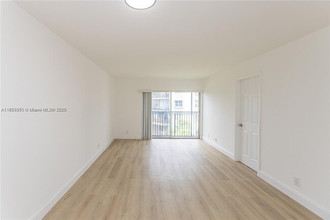 Foto del edificio - 8740 N Sherman Cir