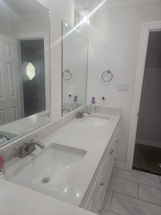 Building Photo - 2720 Westridge Dr