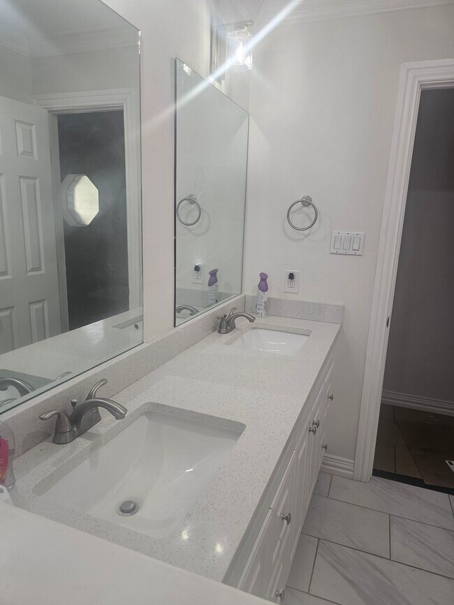 Foto del edificio - 2720 Westridge Dr