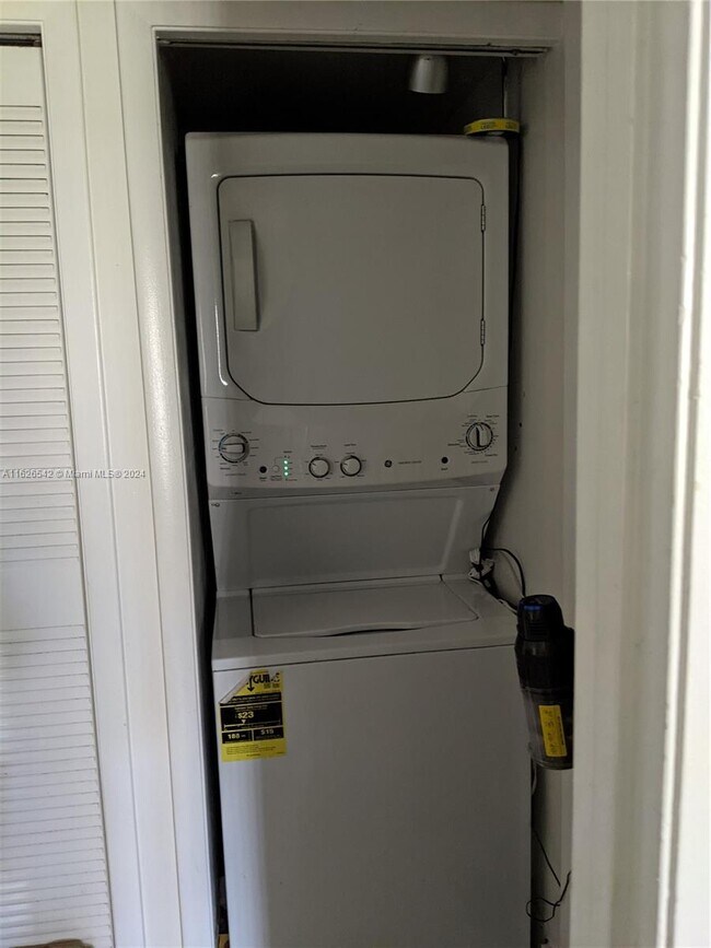 Foto del edificio - 153 Lakeview Dr