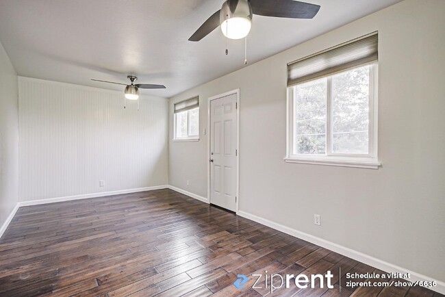 Foto del edificio - 4409 Pinewood Ct
