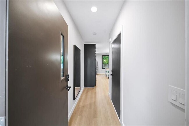 Foto del edificio - 1364 Rietveld Row NW