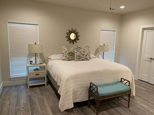 Foto del edificio - 315 Bluebird Cir