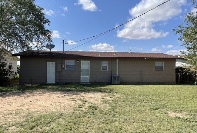 Building Photo - Newly renovated 3/1 with fenced back yard ...