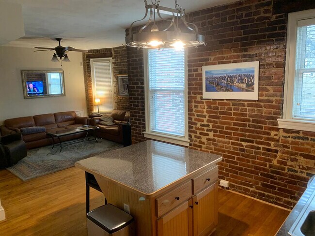 Building Photo - 1409 Colonial Ave