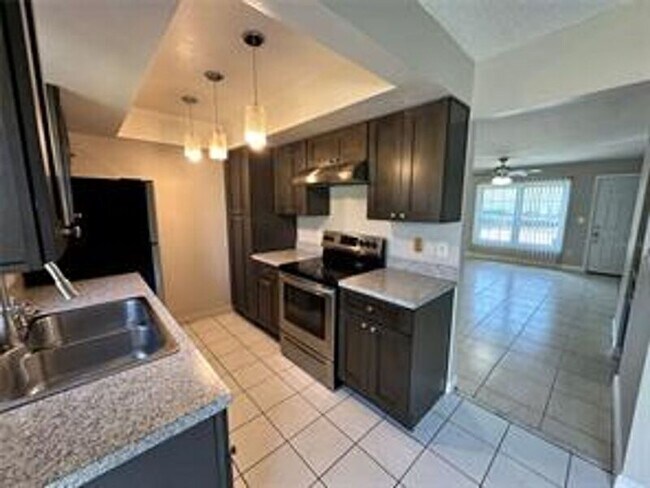 Foto del edificio - 3282 Oak Lake Pl