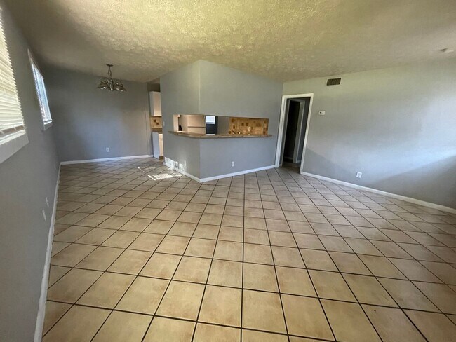 Foto del edificio - **Fantastic 4 bedroom 2 bathroom on Corner...