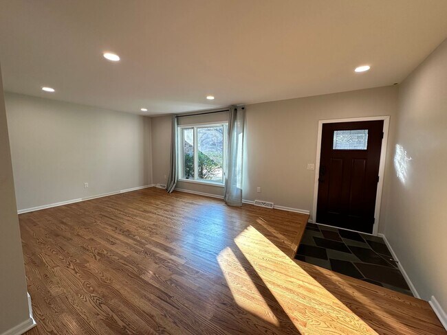Foto del edificio - Large 4 bedroom ranch in Forest Hills