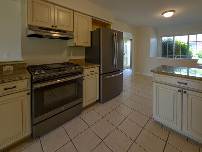 Building Photo - Move-In Ready Ranch Condo with Basement & Prime Location