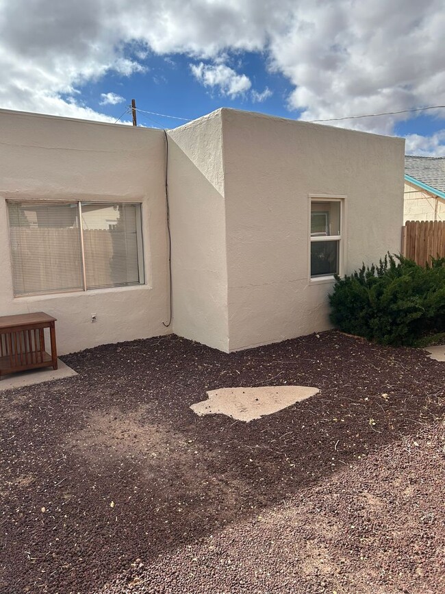 Building Photo - 3 Bedroom 1.5 Bathroom 1 Story Home In Win...