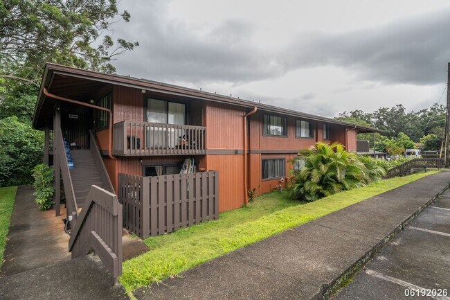 Foto del edificio - $2,800/ 2 Bed/ 1 Bath/ 2 Parking Hidden in the Heights - Your Private Green Escape on O'ahu