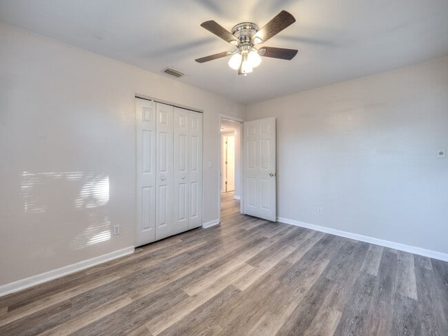 Building Photo - 2144 La Valle Dr