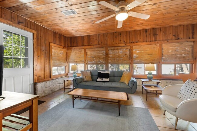 Foto del edificio - 202 Woodcreek Dr