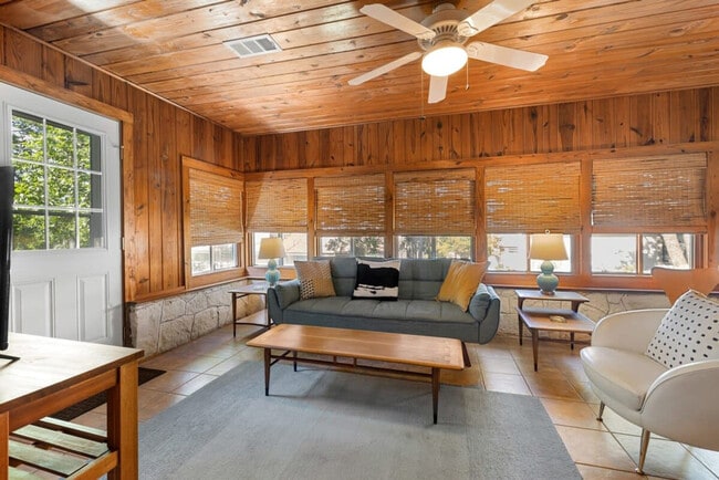 Building Photo - 202 Woodcreek Dr