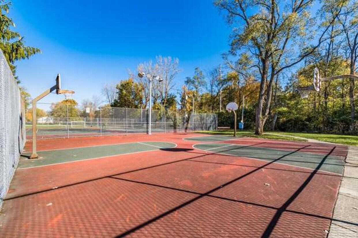 Foto principal - 5593-5595 Indianola Avenue