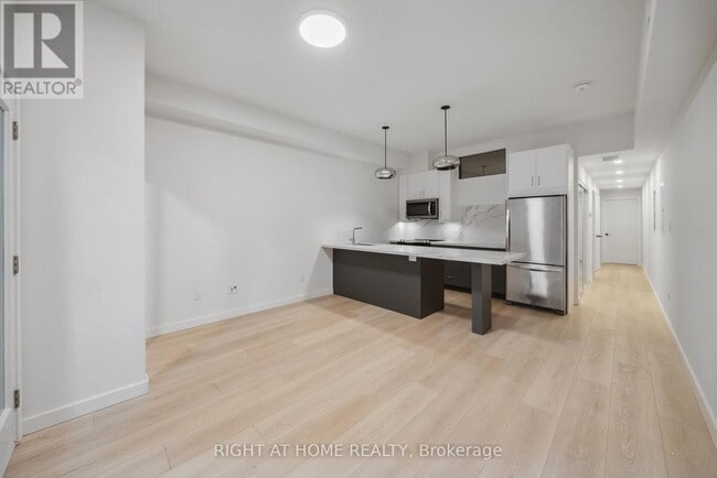 Building Photo - 367 Howland Ave