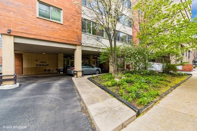 Foto del edificio - Large 1 Bed/Bath Evanston Condo with TWO P...