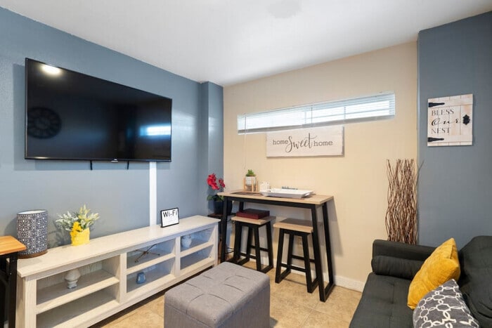 13th Pl Back Cute & Cozy| Renovated APT ... - 13th Pl Back   Cute & Cozy| Renovated APT ...