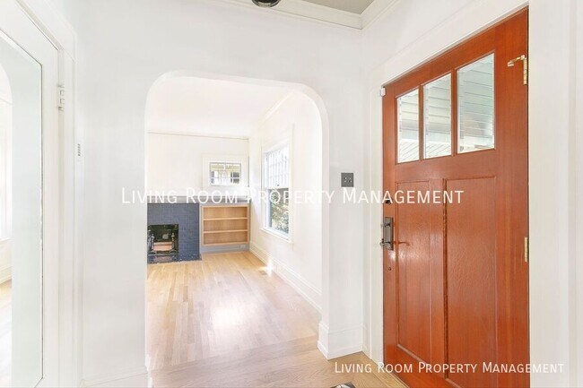 Building Photo - Renovated Grant Park Craftsman With A Desi...