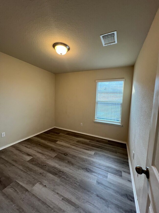 Foto del edificio - Midway ISD 4 bedroom home