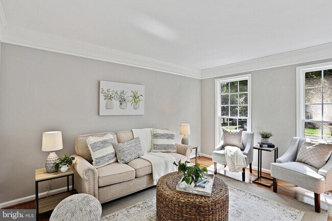 Building Photo - 328 Rosslare Dr