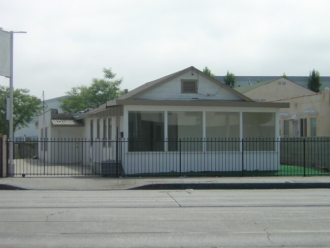 Building Photo - 511 N La Brea Ave