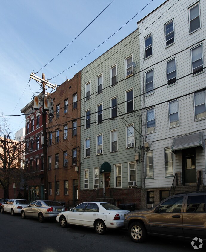 Foto principal - 229 Clinton St