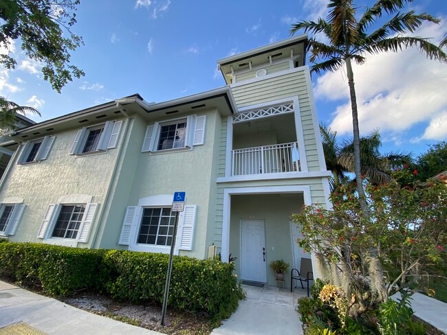 Building Photo - 2641 NE 4th St