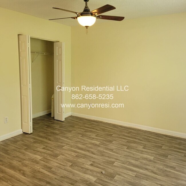 Foto del edificio - 461 Bedford Knoll Dr