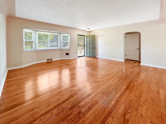 Foto del edificio - $0 DEPOSIT OPTION! UNIVERSITY PARK/DU, BEAUTIFUL RANCH HOME, 3 CAR GARAGE, HARDWOOD FLOORS, SOLAR...