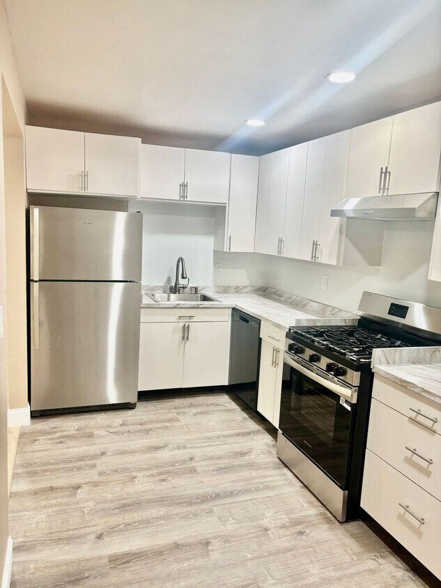 Foto principal - 2 Bedroom, 1 Bathroom Newly Renovated Cond...
