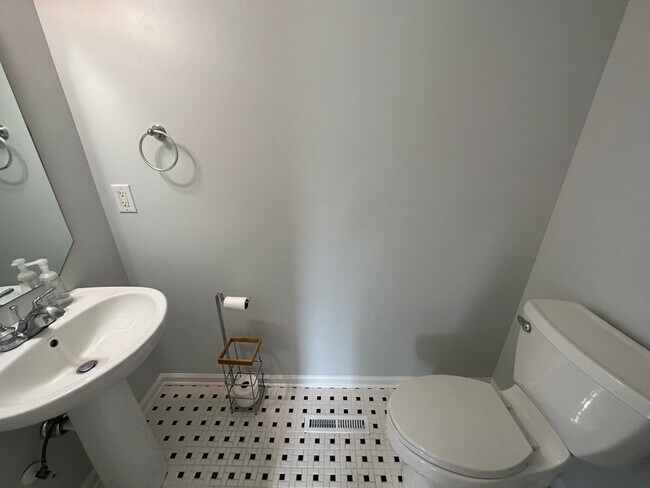 Foto del edificio - 3-bedroom, 3.5-bathroom nestled in Wyndhurst VA.