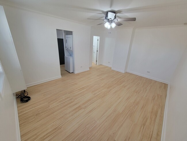 Building Photo - 6222 W Addison St