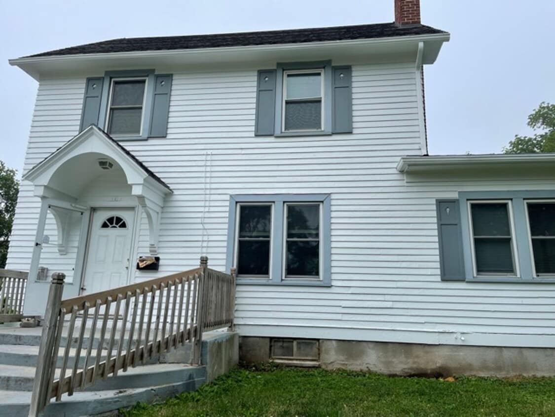 Foto principal - 4 Bed, 2 Bath!