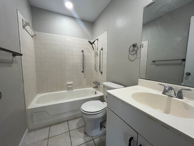 Foto del edificio - 2 bed/ 1 bath duplex