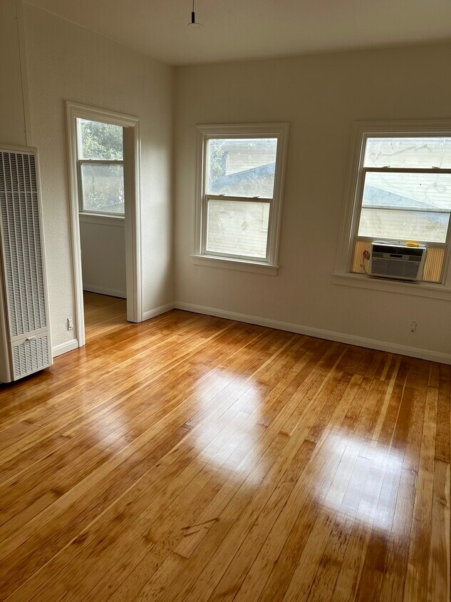 Foto principal - 4437 Ambrose Ave