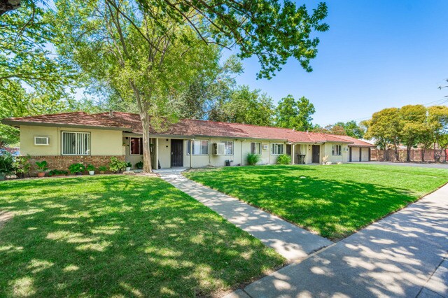 Comunidad verde exuberante - Red Robin Apartments