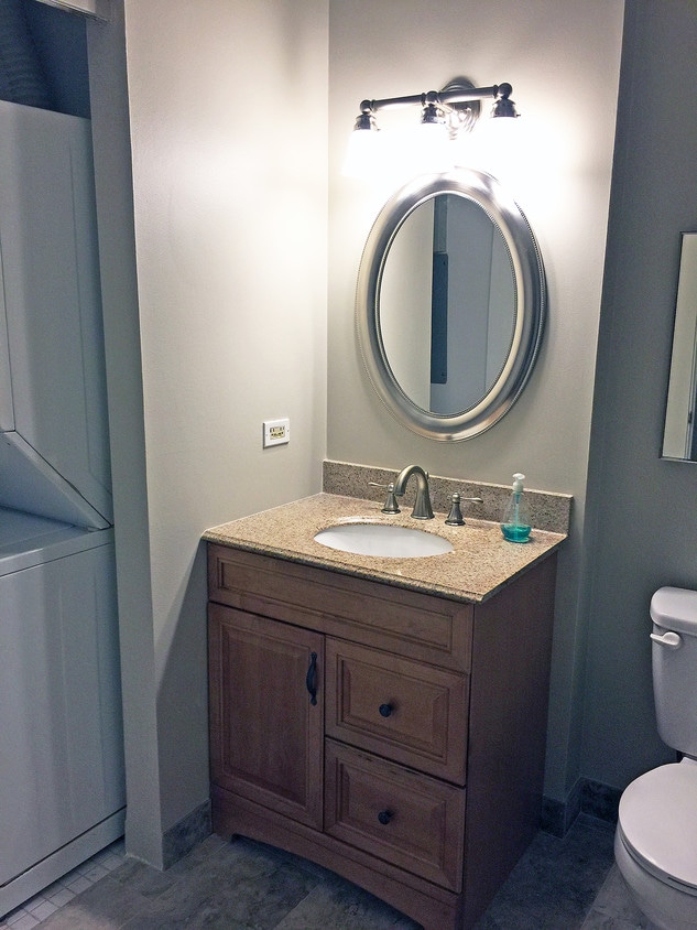 bathroom/W/D - 1001 W Altgeld St