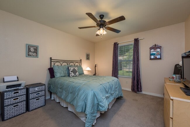 Building Photo - Beautiful Duplex with 5 Bed, 4 Bath Right ...