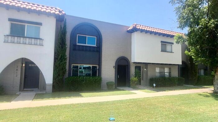 Foto principal - 3-bedroom townhome in great Phoenix location