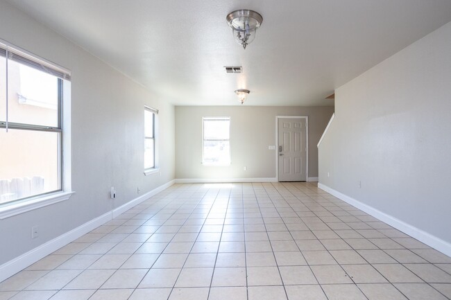 Foto del edificio - $300 OFF 1ST MONTH RENT IF YOU MOVE IN WIT...