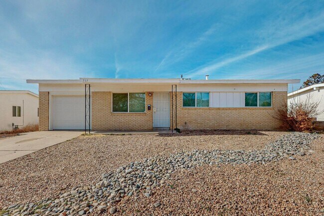 Foto del edificio - NE Mid-Century Modern 3 Badroom 1.5 Bath with garage